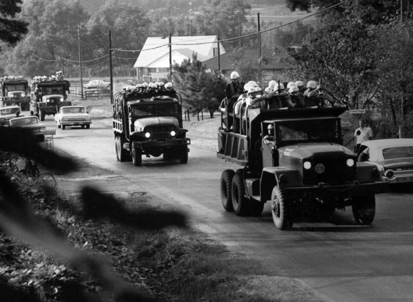 U.S. Marshals, con casco y armados, entrando en Oxford, Mississippi, en 1962